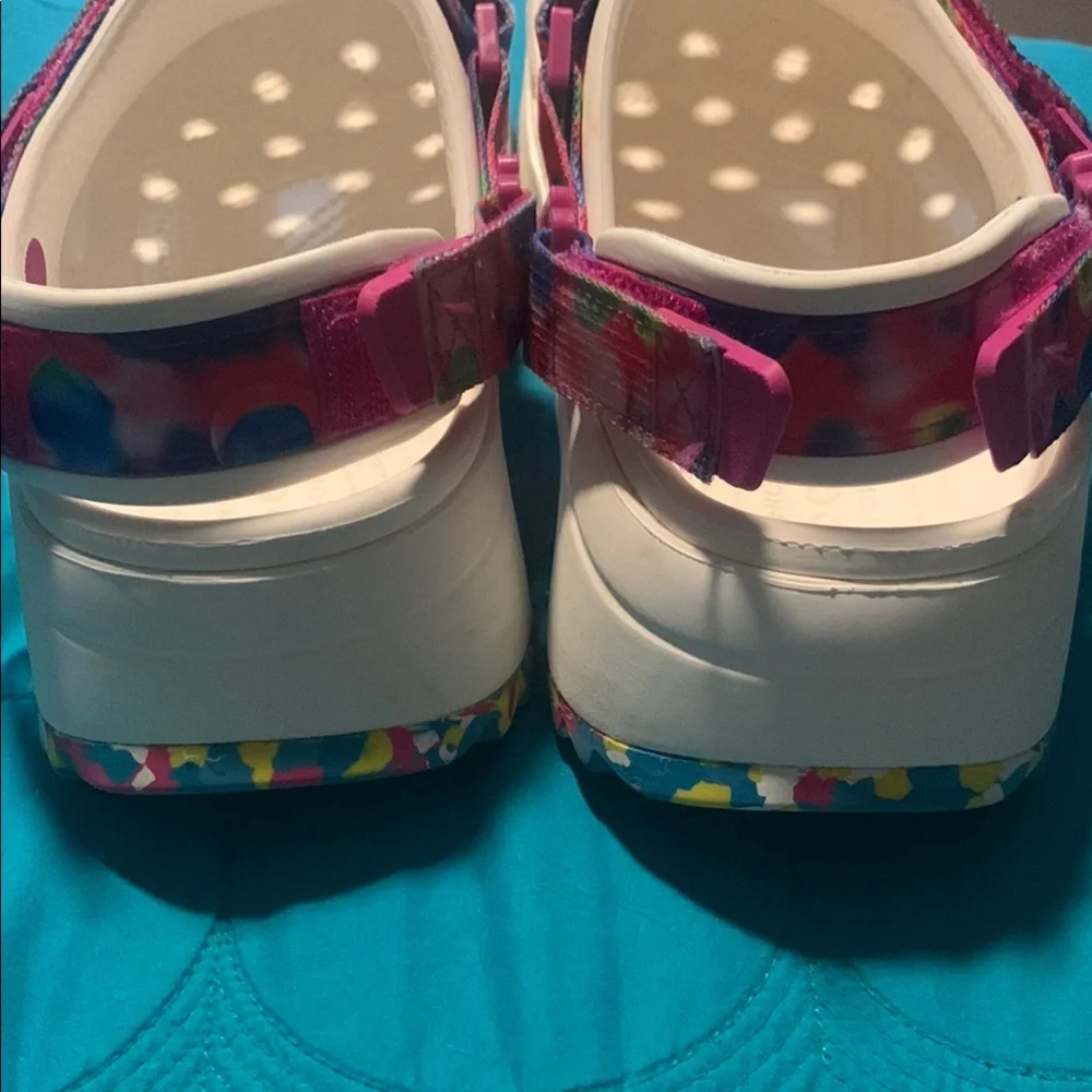 CROCS White and Pink Sandals with Geometric Pattern - Picture 8 of 12